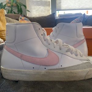 Nike Blazer mid 77’ pink swoosh